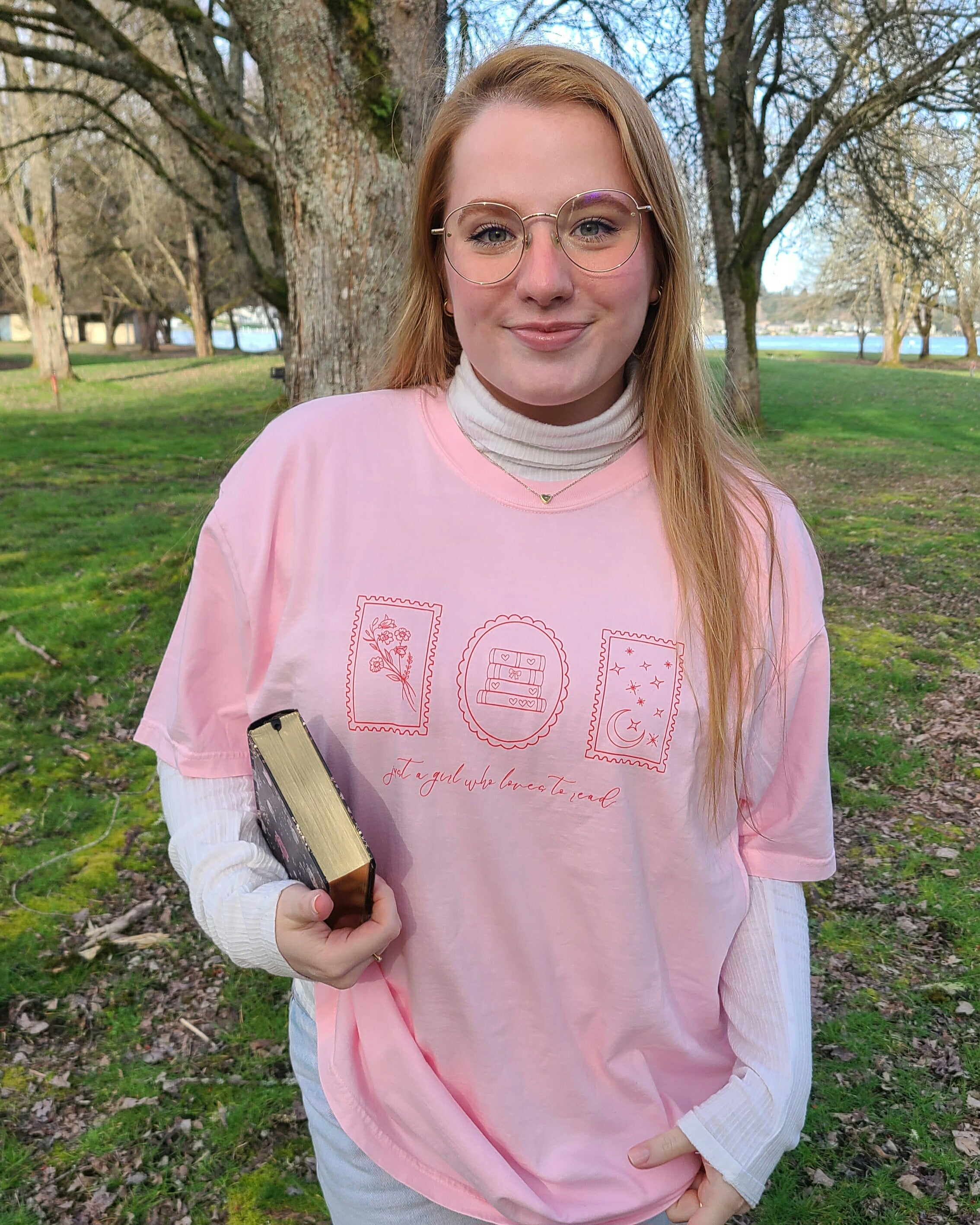 just a girl who loves to read tee